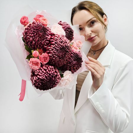 Букет бургунди ред и пионовидных кустовых роз