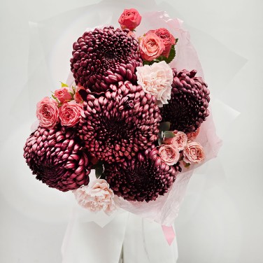 Букет бигуди ред и пионовидных кустовых роз