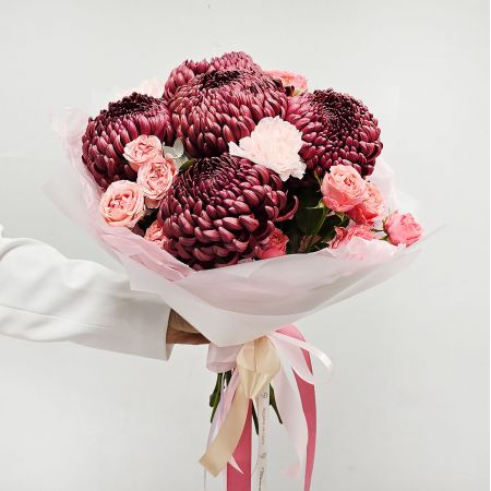 Букет бургунди ред и пионовидных кустовых роз