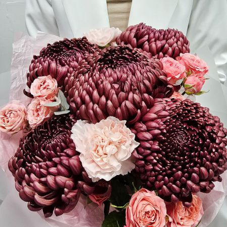 Букет бургунди ред и пионовидных кустовых роз