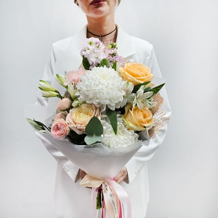 Ласковость нежности персиковый букет с хризантемой