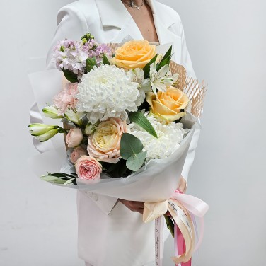 Ласковость нежности персиковый букет с хризантемой