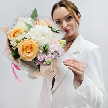 Ласковость нежности персиковый букет с хризантемой