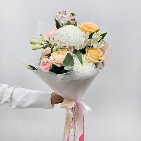 Ласковость нежности персиковый букет с хризантемой