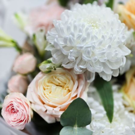 Ласковость нежности персиковый букет с хризантемой