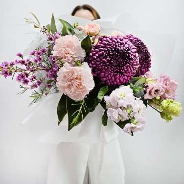 Пурпурность чувств букет с бигуди и маттиолой