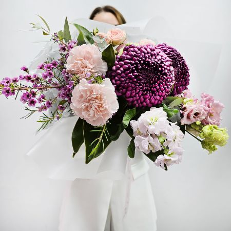 Пурпурность чувств букет с бургунди и маттиолой