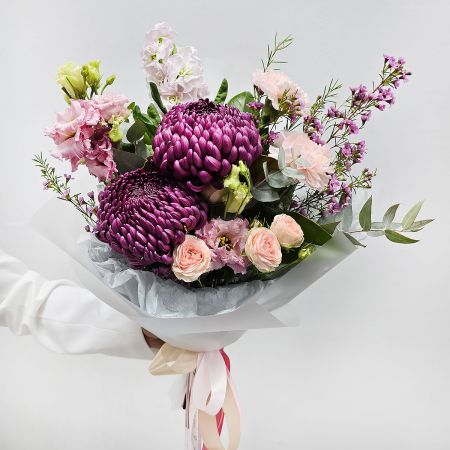 Пурпурность чувств букет с бургунди и маттиолой