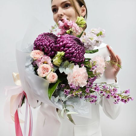 Пурпурность чувств букет с бургунди и маттиолой