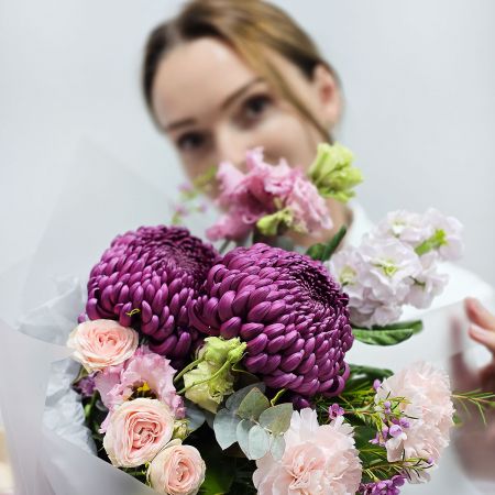 Пурпурность чувств букет с бургунди и маттиолой