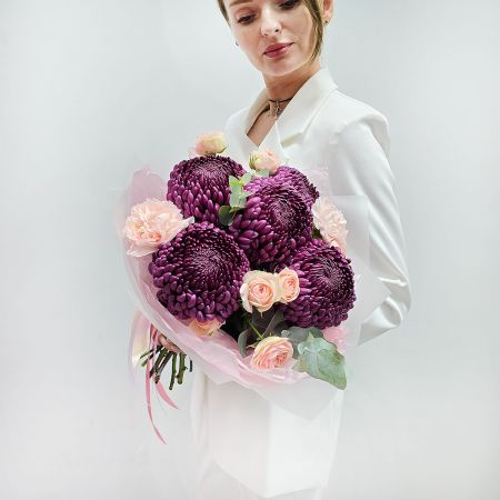 Букет из хризантем бургунди пурпл с розой