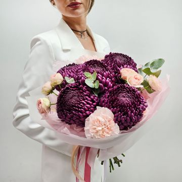 Букет из хризантем бургунди пурпл с розой