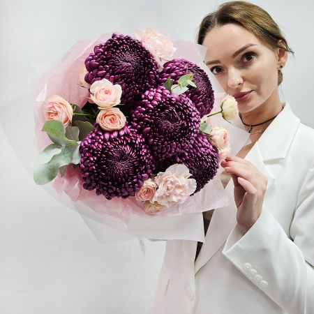 Букет из хризантем бургунди пурпл с розой