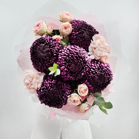 Букет из хризантем бургунди пурпл с розой