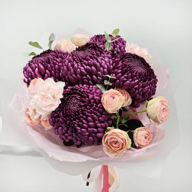 Букет из хризантем бигуди пурпл с розой