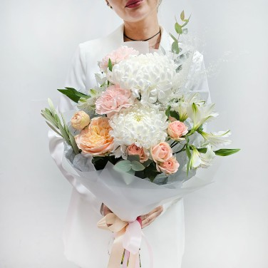 Букет в подарок маме из хризантем и альстромерий