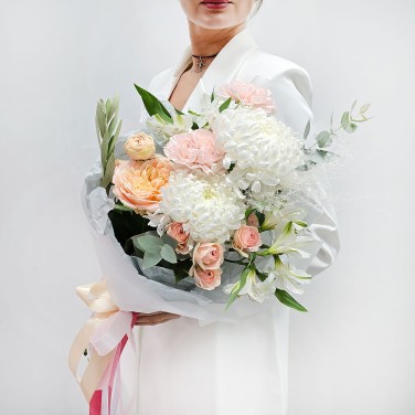 Букет в подарок маме из хризантем и альстромерий