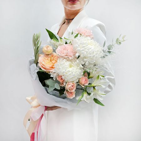 Букет в подарок маме из хризантем и альстромерий