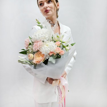 Букет в подарок маме из хризантем и альстромерий