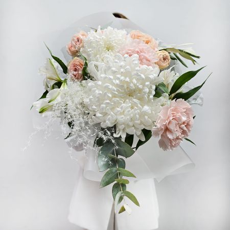 Букет в подарок маме из хризантем и альстромерий