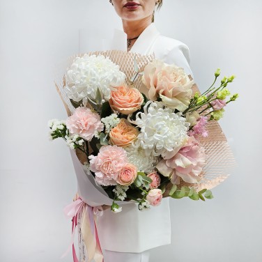 Букет хризантем и роз Сияние женственности