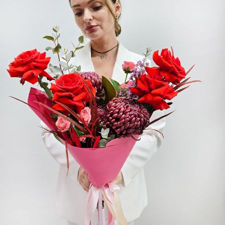 Букет с хризантемой бургунди Укрощение строптивой