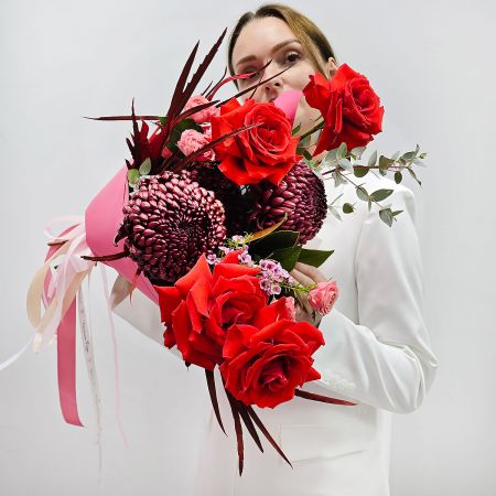 Букет с хризантемой бургунди Укрощение строптивой