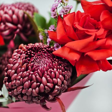Букет с хризантемой бургунди Укрощение строптивой