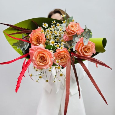 Вспомним лето? букет из коралловых роз и ромашек