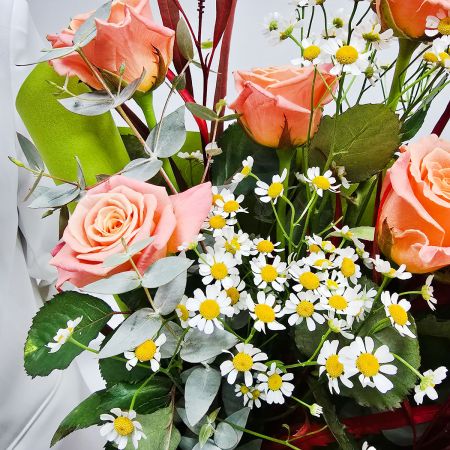 Вспомним лето? букет из коралловых роз и ромашек