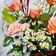 Вспомним лето? букет из коралловых роз и ромашек