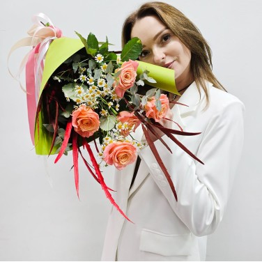 Вспомним лето? букет из коралловых роз и ромашек
