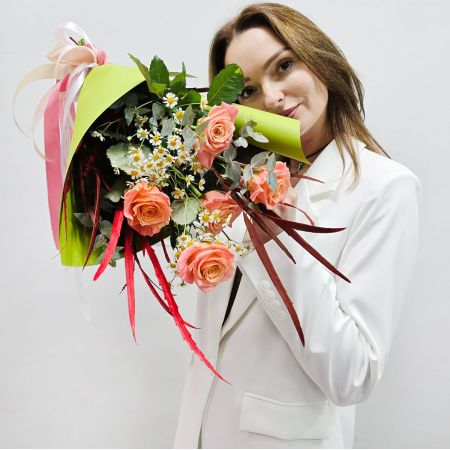 Вспомним лето? букет из коралловых роз и ромашек