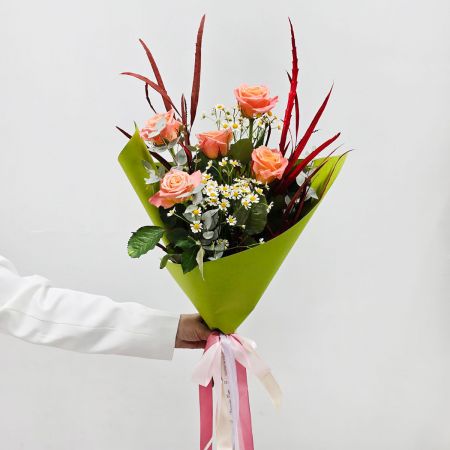 Вспомним лето? букет из коралловых роз и ромашек