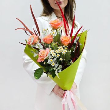 Вспомним лето? букет из коралловых роз и ромашек
