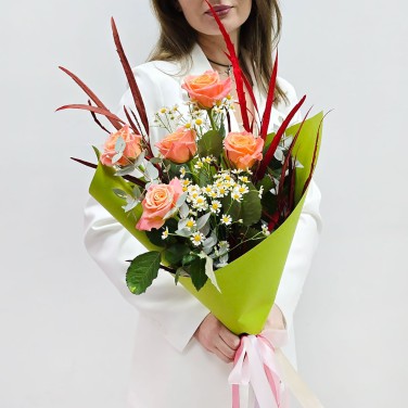 Вспомним лето? букет из коралловых роз и ромашек