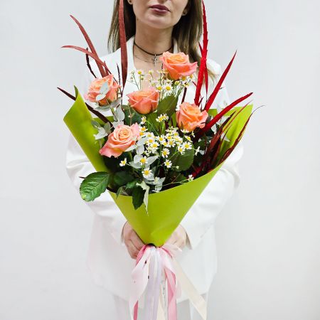 Вспомним лето? букет из коралловых роз и ромашек