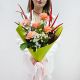 Вспомним лето? букет из коралловых роз и ромашек