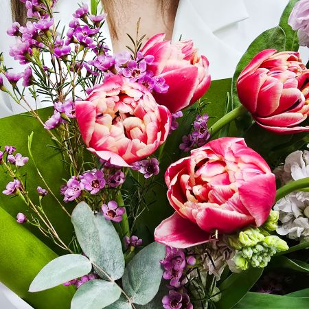 Букет комплимент с тюльпанами весенний