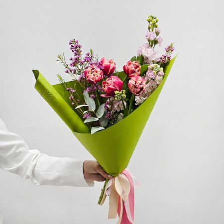 Букет комплимент с тюльпанами весенний