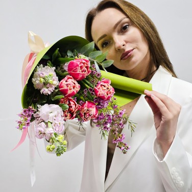 Букет комплимент с тюльпанами весенний