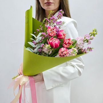 Букет комплимент с тюльпанами весенний