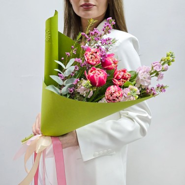 Букет комплимент с тюльпанами весенний