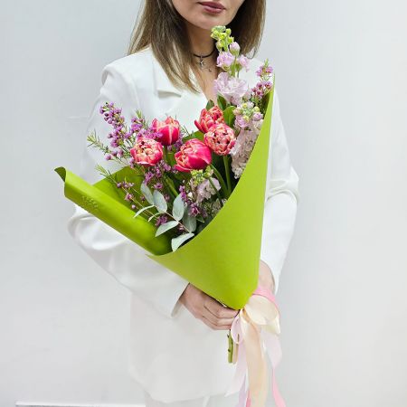 Букет комплимент с тюльпанами весенний