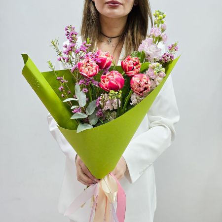Букет комплимент с тюльпанами весенний