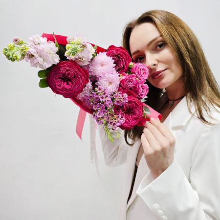 Вишневый комплимент с пионовидными розами