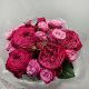 Малиновые пионовидные розы в компактном букете