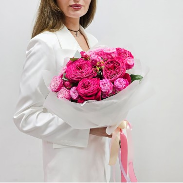 Малиновые пионовидные розы в компактном букете