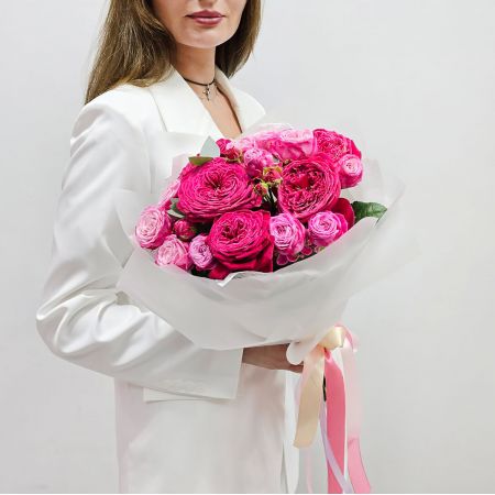 Малиновые пионовидные розы в компактном букете
