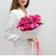 Малиновые пионовидные розы в компактном букете
